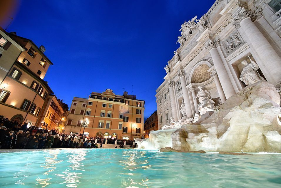 Фонтан Треви в Риме открыли после реставрации стоимостью в $ 2,2 миллиона
