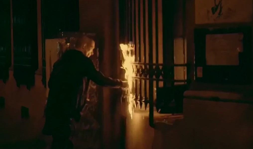 «Огонь революции»: художник Петр Павленский поджег двери Банка Франции