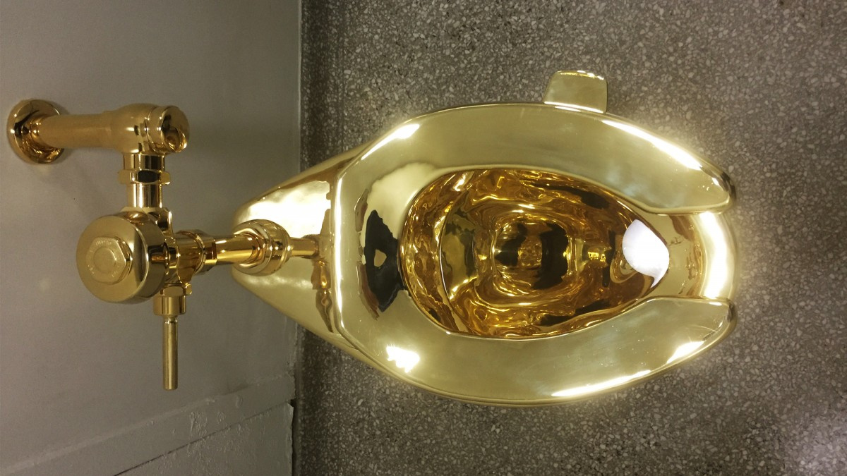 Золотой унитаз в музее Гуггенхайма - действующая модель как инсталляция
