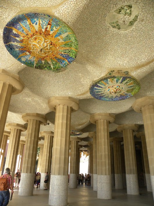 "Зал 100 колонн" в парке Гуэля. На самом деле колонн 86. Фото - Wikipedia