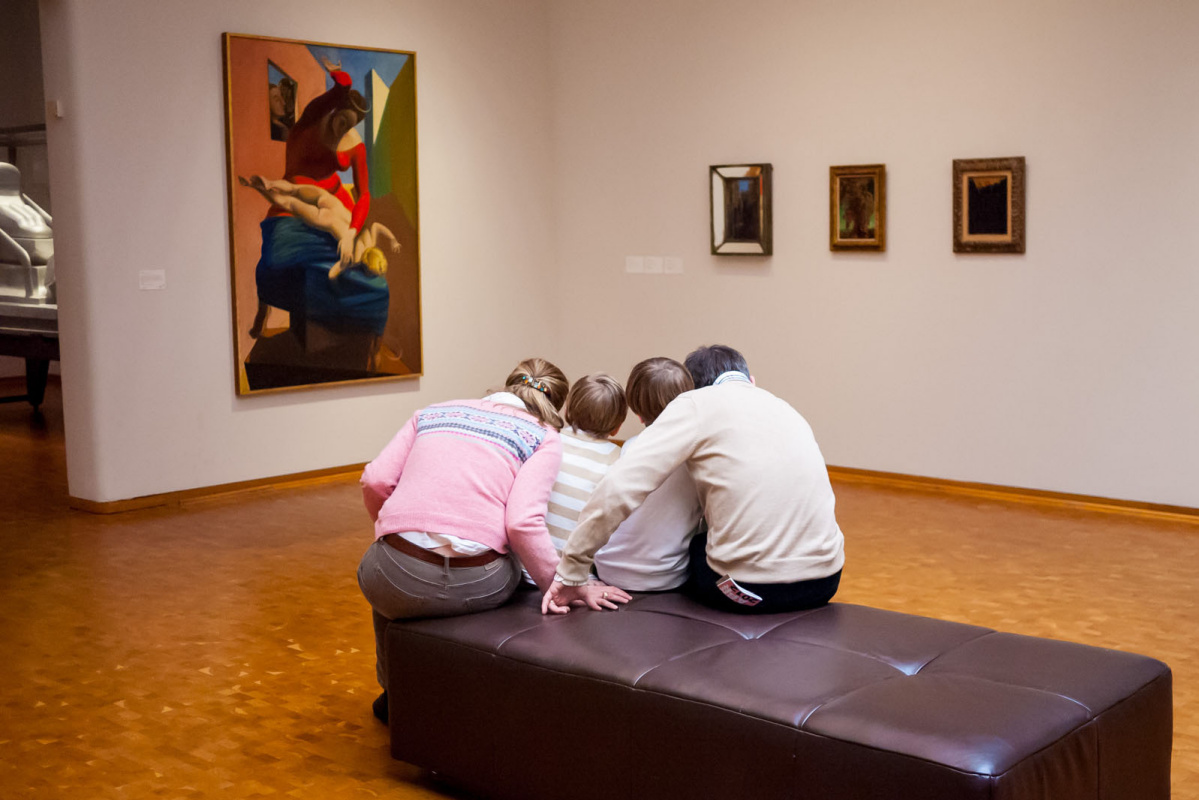 Голландский фотограф подглядывает за посетителями в музеях