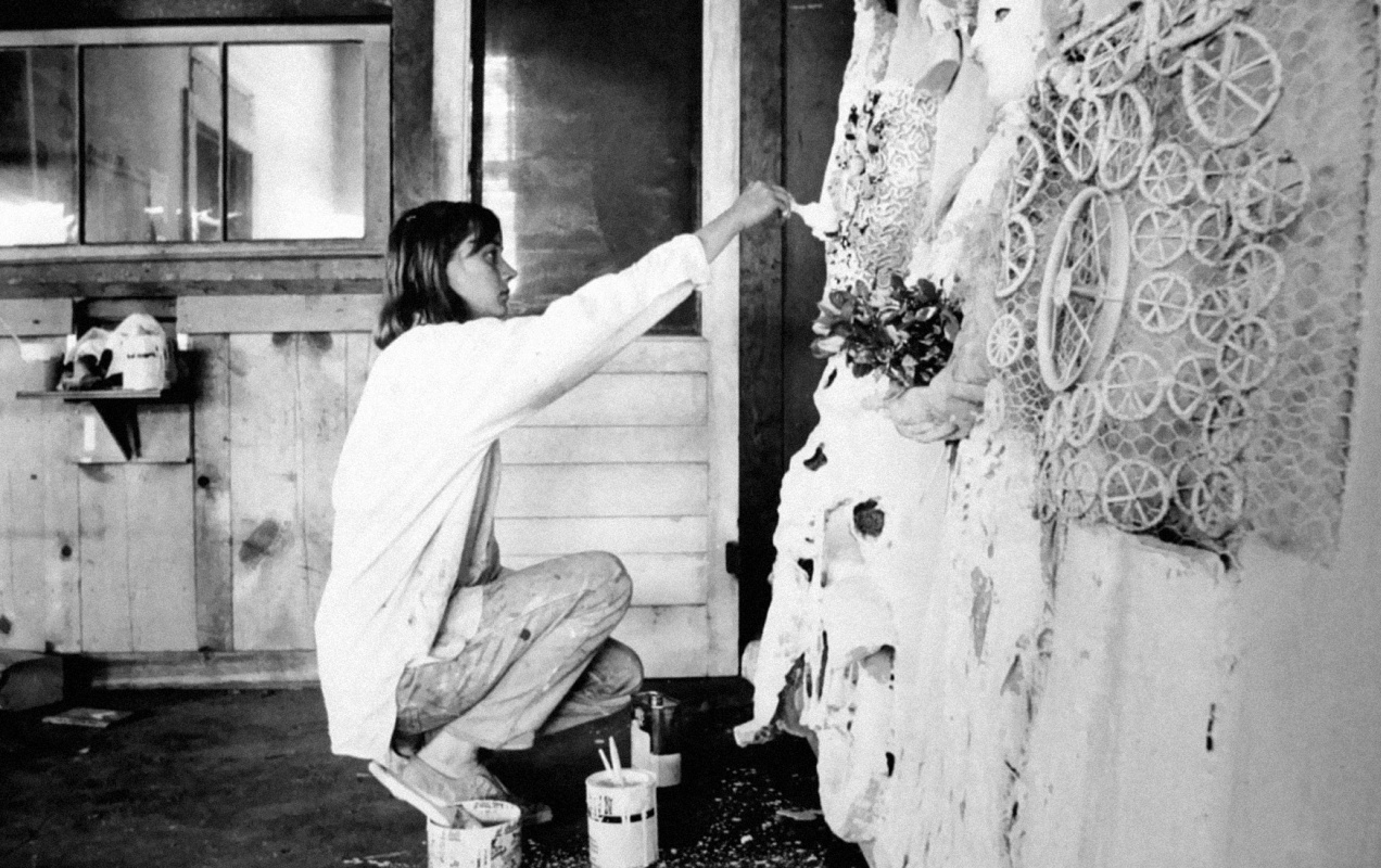 Ники де Сен-Фалль во время работы на рельефом, 1963. Фото: Дэнис Хоппер