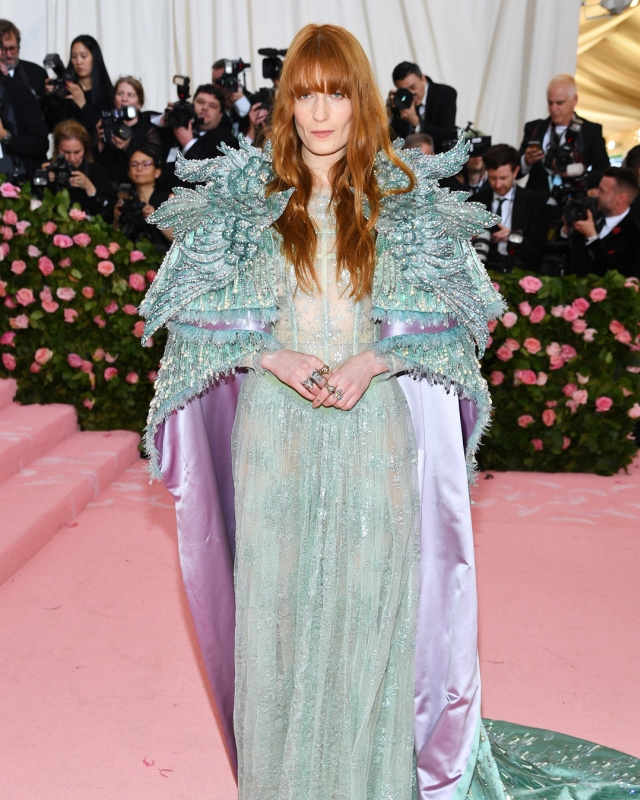 Фронтвумен инди-рок группы Florence and the Machine - определенно в тренде: мужественности этого рос
