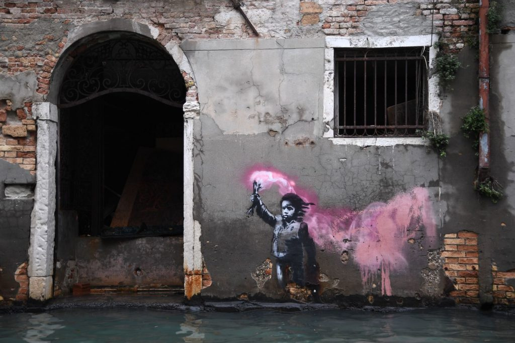 Работа Бэнкси на стене дома в Венеции