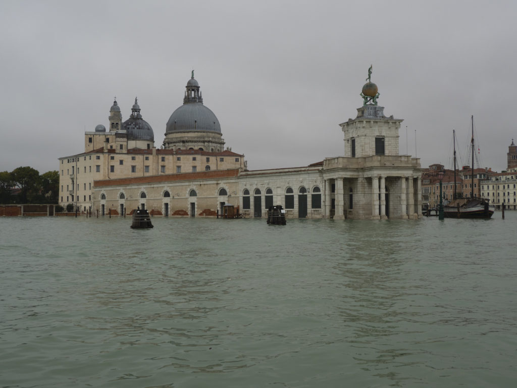 Кадры наводнения в Венеции 12−13 ноября 2019 года. Источник: artnet News