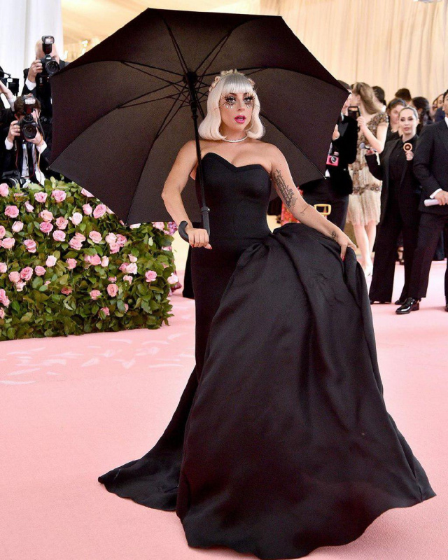 Леди Гага устроила 15-минутное шоу «в стиле кэмп», снимая с себя одно платье от Brandon Maxwell за д