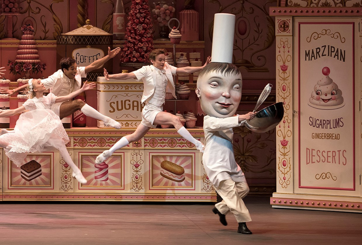 Гигантские головы и ожившие сладости: Марк Райден создал декорации и костюмы для балета "Взбитые сливки"