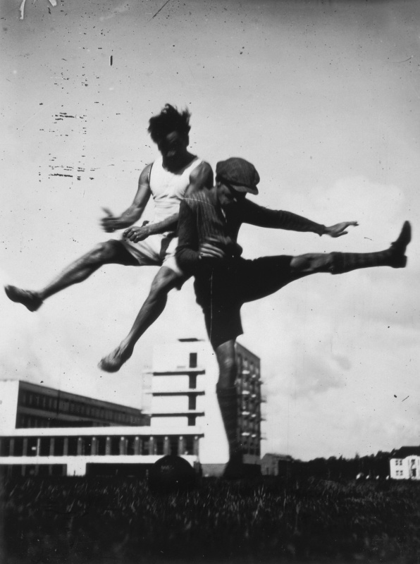 Прыжок над Баухаузом. Фото: Люкс Фейнингер, 1926