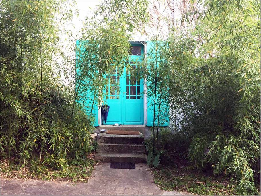 Вид, сад и интерьеры Голубого дома Моне в Живерни. Источник: airbnb. ie