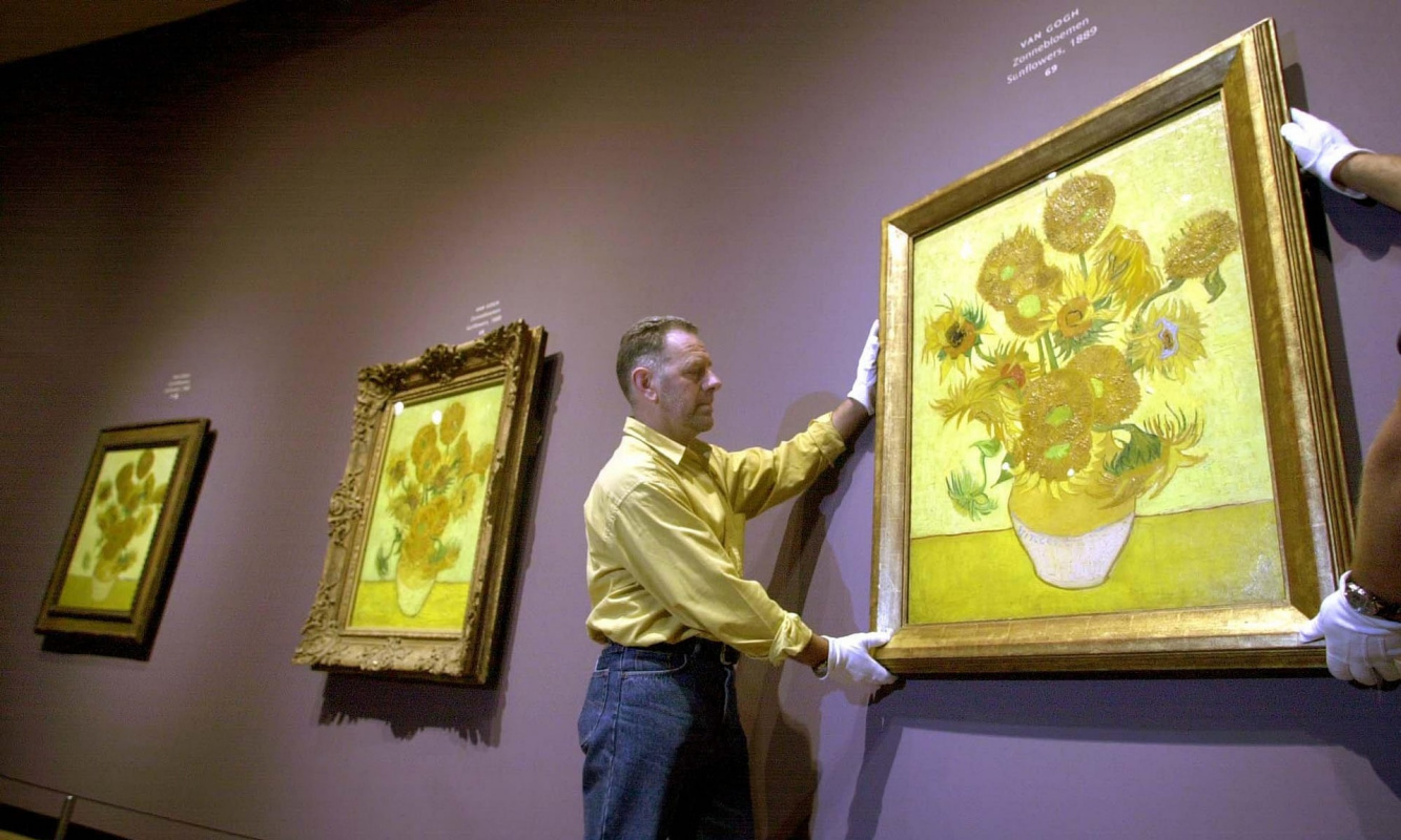 «Подсолнухи» Ван Гога увядают. Жёлтый цвет становится коричневым