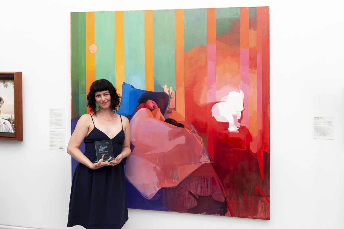 Фелисия Форте на фоне своей картины «Путешественник во времени. Мэтью Нэппинг» (II премия). Фото: cr
