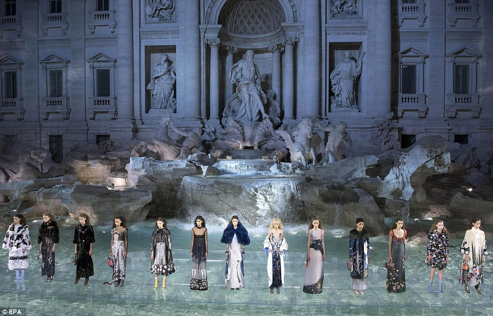 Fendi провел модный показ, а туристы платят штрафы за купание в фонтане Треви
