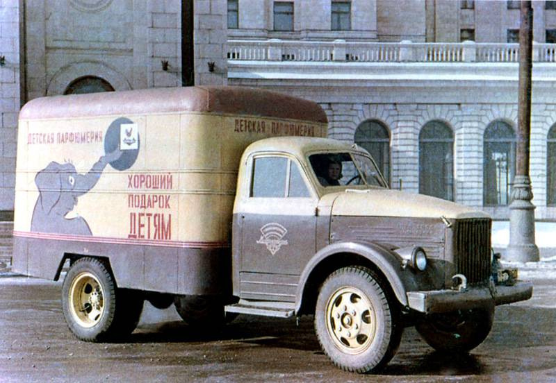 Исторические фото. Автофургон с рекламой детской парфюмерии в Москве 1950-х