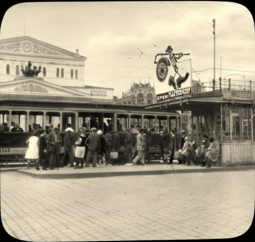 Наружная реклама у Большого театра в Москве 1930-х