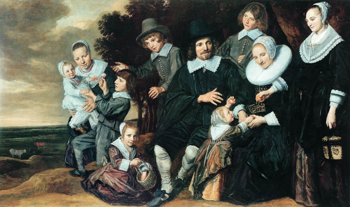Семейный групповой портрет на фоне пейзажа