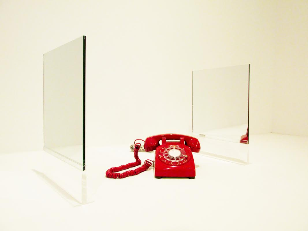 Джефф Кунс. Два двусторонних зеркала и красный телефон