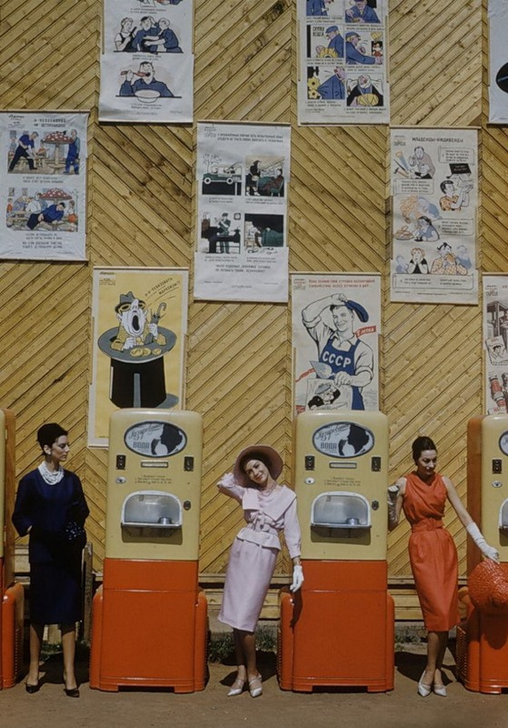 Исторические фото. Показ коллекции одежды Модного дома Dior на улицах Москвы