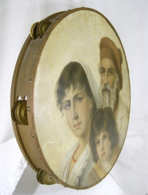 Семейный портрет на тамбурине. Агостина Сегатори, ее сын Жан-Пьер и муж