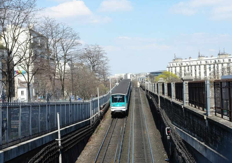 Вход в метро "Сен-Марсель", Париж