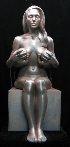 Дэниел Эдвардс. Анджелина Джоли, кормящая грудью двух своих близнецов. Керамика