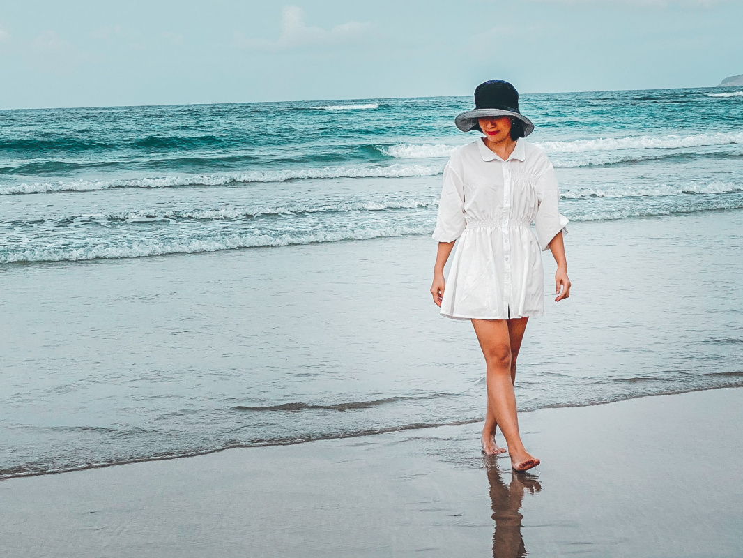 Леонард Роуэн. Изображение женщины, позирующей во время прогулки по пляжу