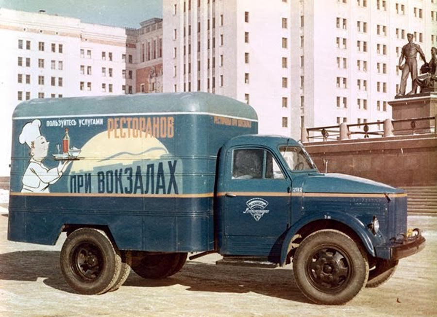 Исторические фото. Автофургон с рекламой привокзальных ресторанов в Москве 1950-х