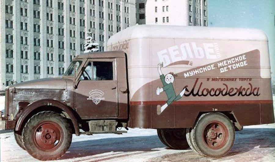 Исторические фото. Автофургон с рекламой белья в Москве 1950-х